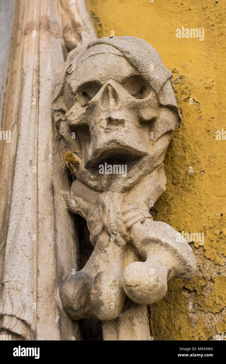 Cranio di pietra su una chiesa della Trinità nel cimitero di marcatori grave, Chiesa della Santissima Trinità, patrimonio mondiale dell'Unesco, Regensburg, Baviera, Germania Foto Stock