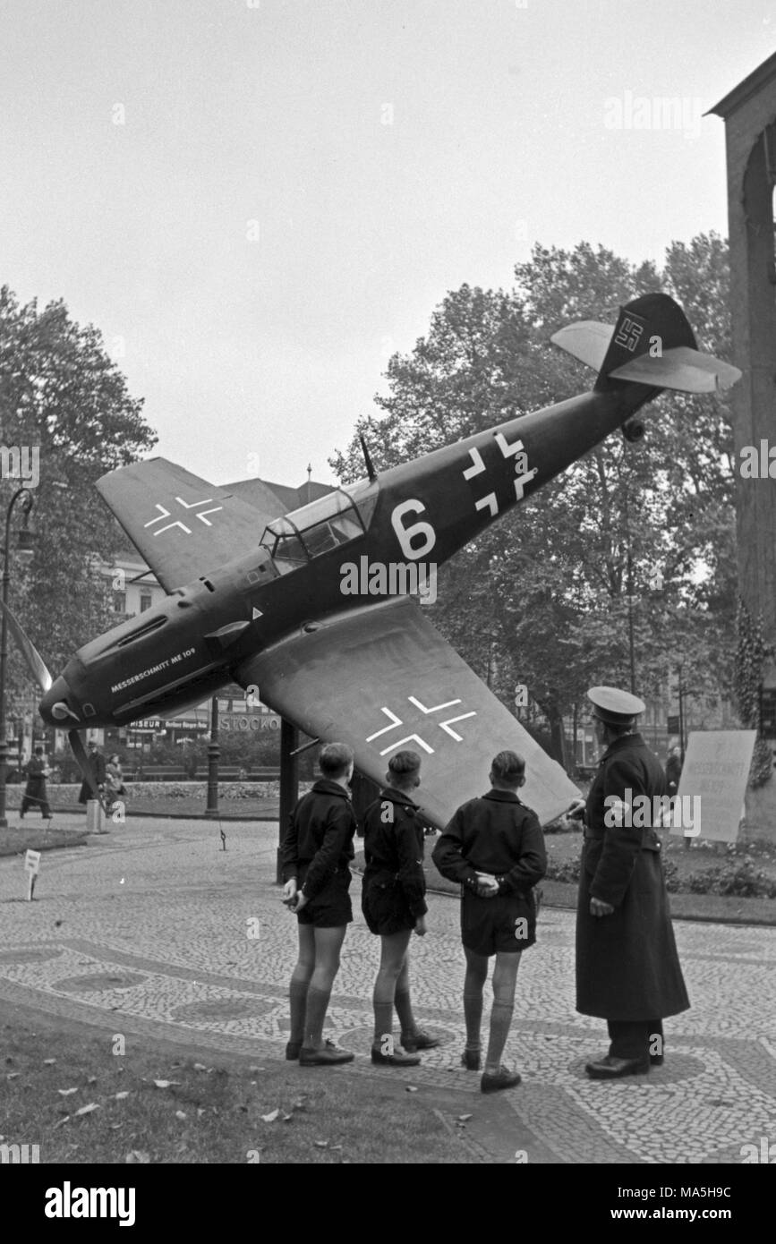 Hitler i giovani ad un Messerschmidt ME 109 piano militare presso la Wehrmacht exhibition, Germania 1940s. Foto Stock