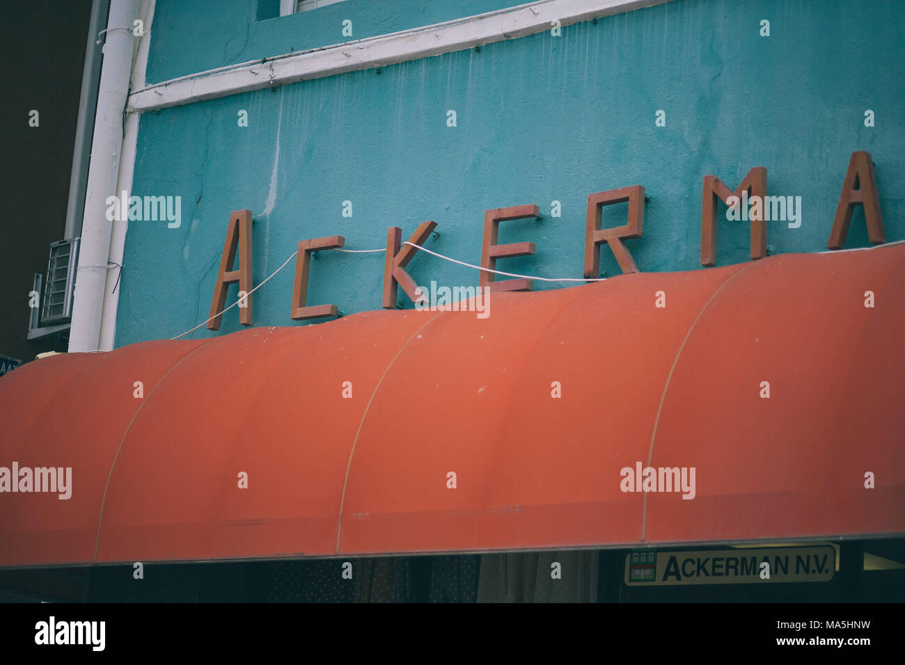 Ackerman sign in tipografia in metallo di colore arancione su willemstad, isola di curazao Foto Stock