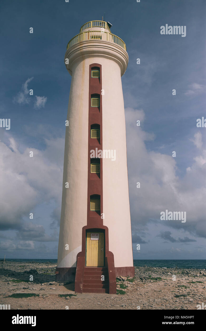 Faro colore marrone su Bonaire Island con una porta yellos nei Caraibi Foto Stock