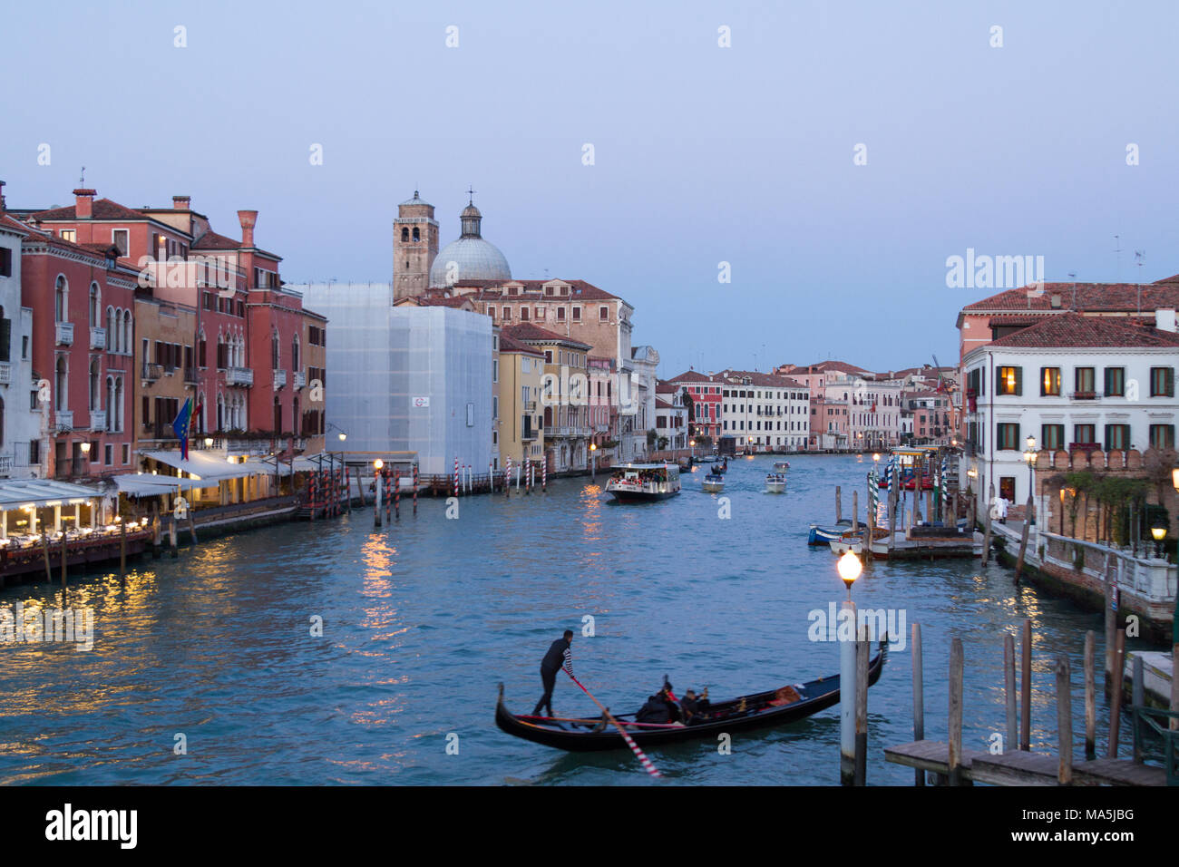 Venezia (Venezia), Italia. 2 febbraio 2018. Venezia al crepuscolo come si vede dal Ponte degli Scalzi ponte". Foto Stock