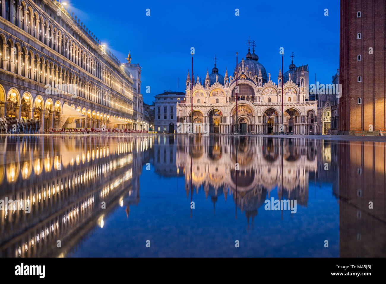 Piazza San Marco a Venezia, Italia durante l'Acqua Alta allagamento Foto Stock