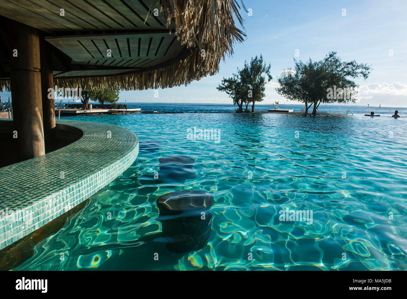 Bar in piscina di un hotel di lusso a Papeete, Tahiti, Polinesia Francese Foto Stock