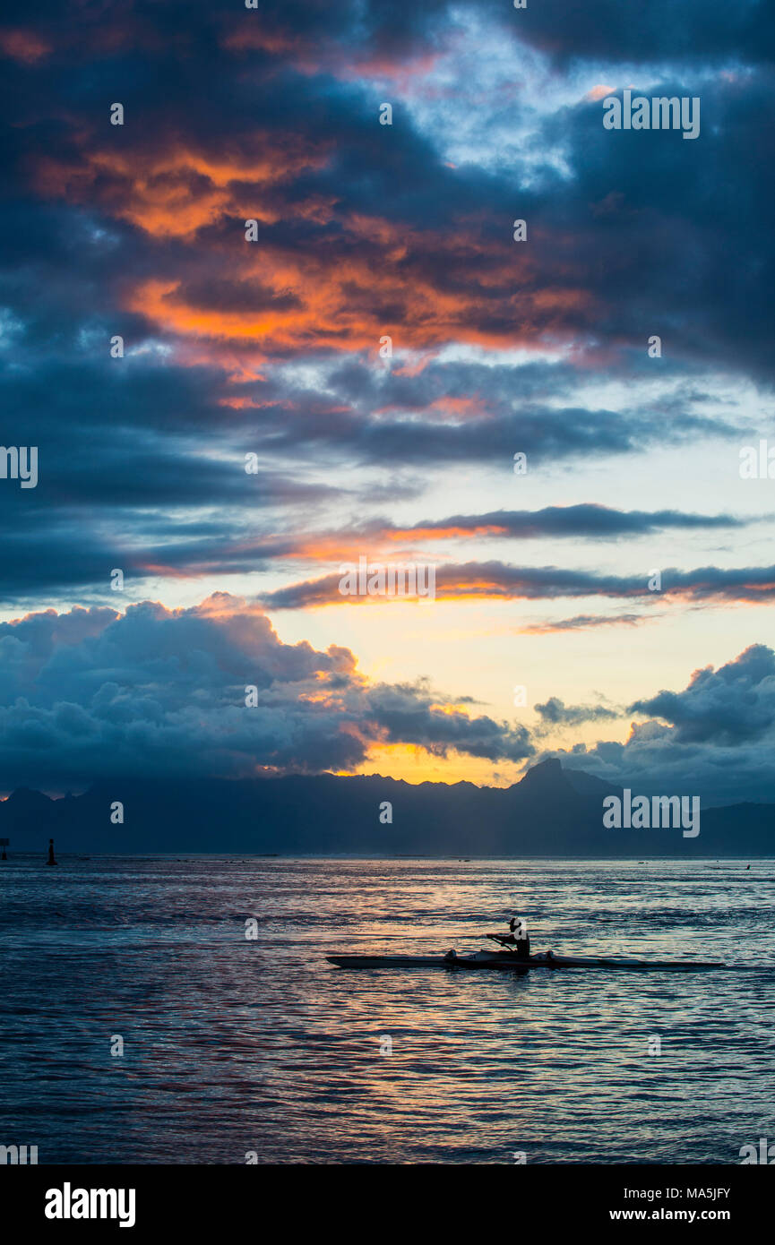 Drammatico tramonto su Moorea ,Papeete, Tahiti, Polinesia Francese Foto Stock