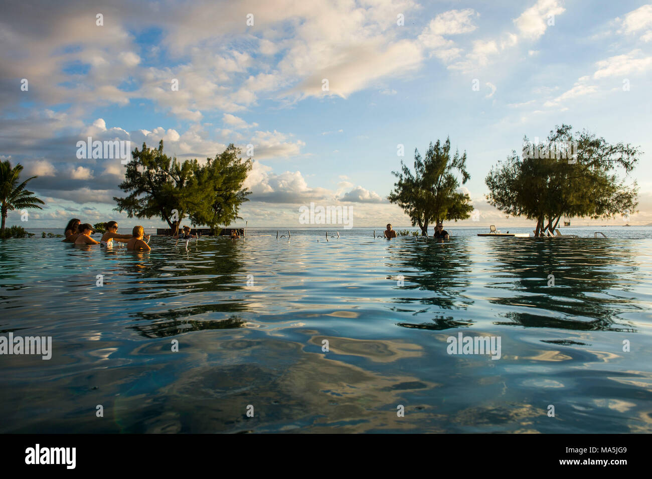 Traboccare piscina, Papeete, Tahiti, Polinesia Francese Foto Stock