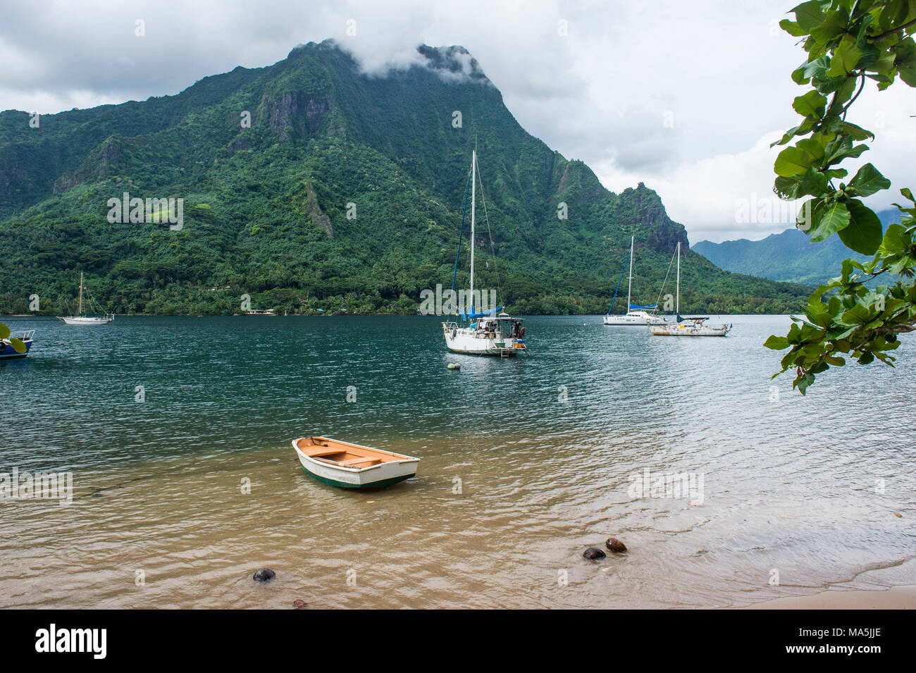 Imbarcazione a vela nella Baia di cuochi, Moorea, Polinesia Francese Foto Stock