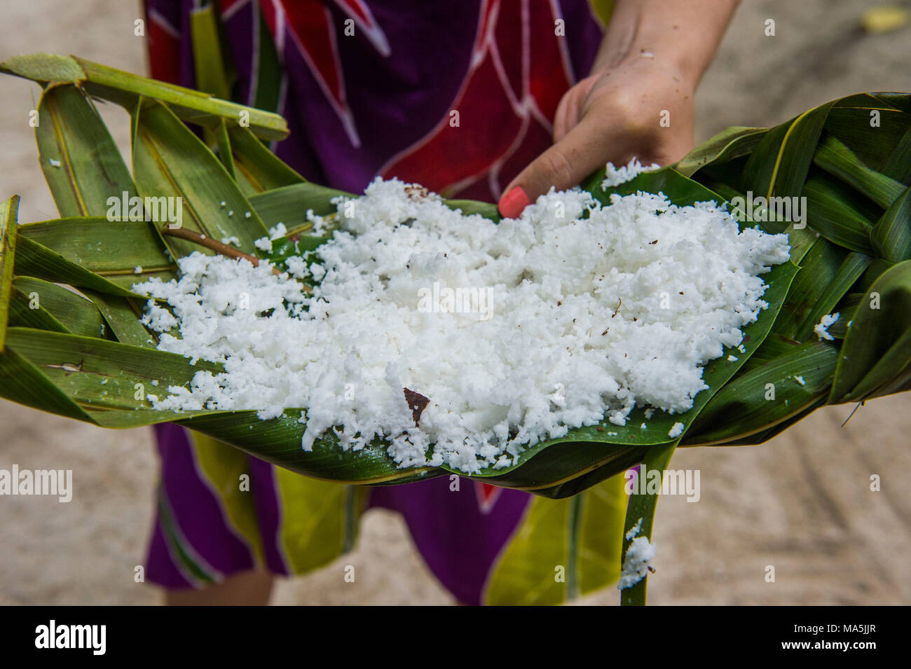 Noce di cocco servita su una foglia di palma. Bora Bora, Polinesia Francese Foto Stock