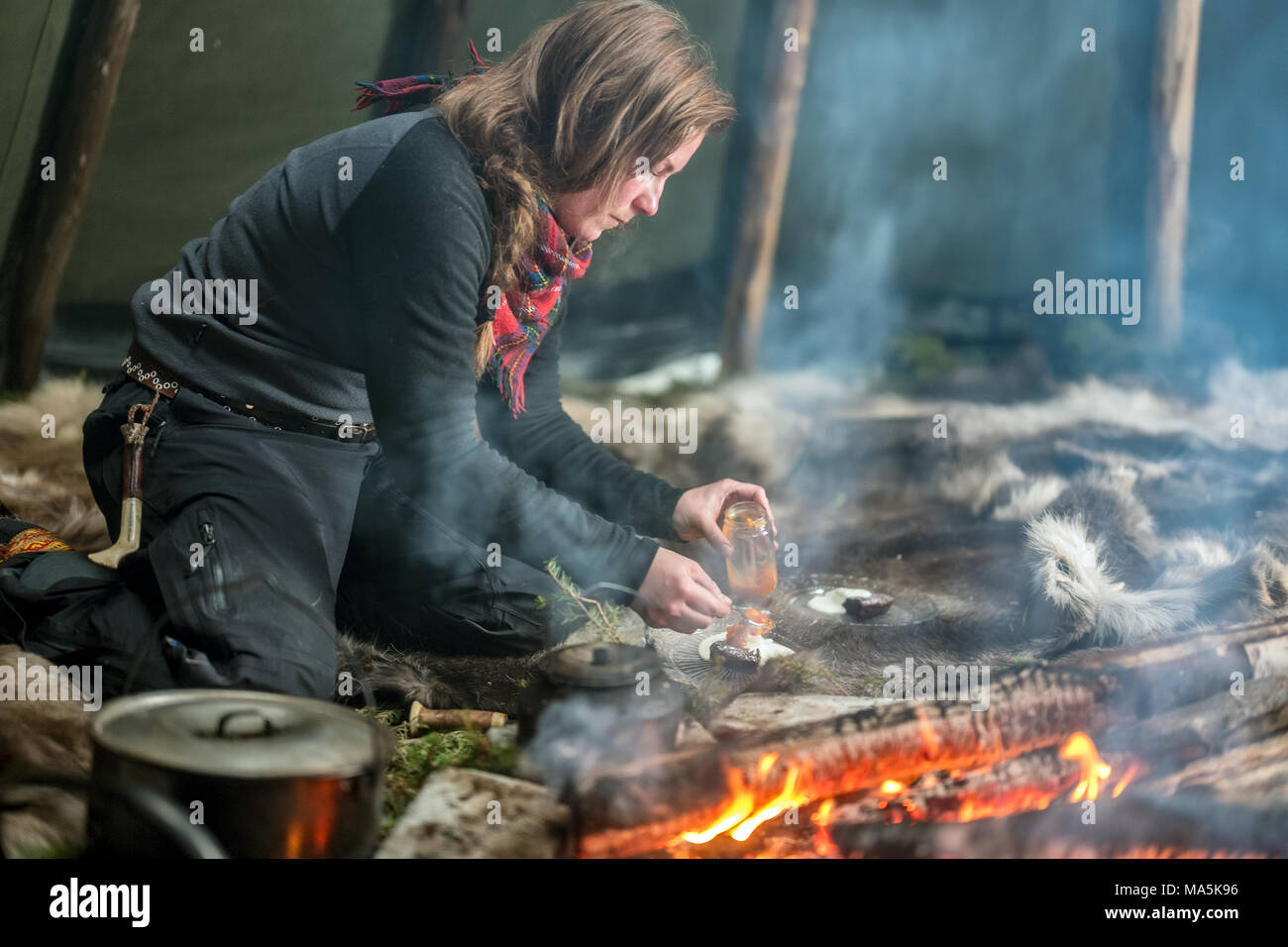 Tradizionale pasto Sami Preapered in un Lavvu. Foto Stock