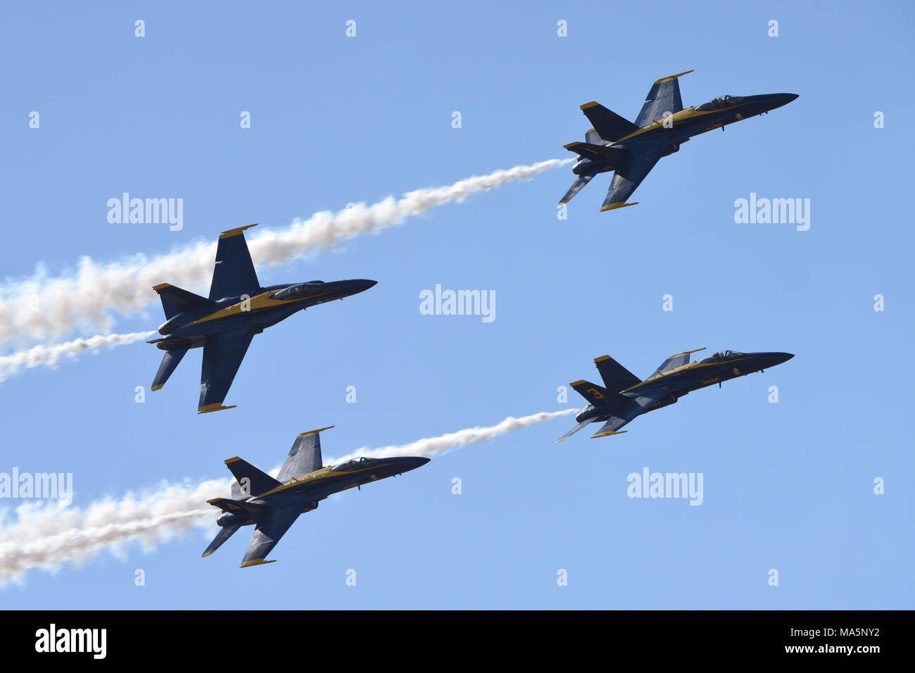 Gli Stati Uniti Navy Blue Angels dimostrare la qualità superiore di manovrabilità dell'F/A-18 cellula, durante manovre acrobatiche, per gli spettatori di Luca Giorni, Luke Air Force Base, Ariz., Marzo 17, 2018. Luca giorni dimostra la Air Force continui progressi nella costruzione del futuro di airpower con militari e civili di aria agisce inclusi gli Stati Uniti. Navy Blue Angels, F-35 e F-22 visualizza statico, scienza, tecnologia, ingegneria, matematica e mostre e le operazioni militari per le dimostrazioni. (U.S. Air Force foto/SSgt Chris Moore) Foto Stock