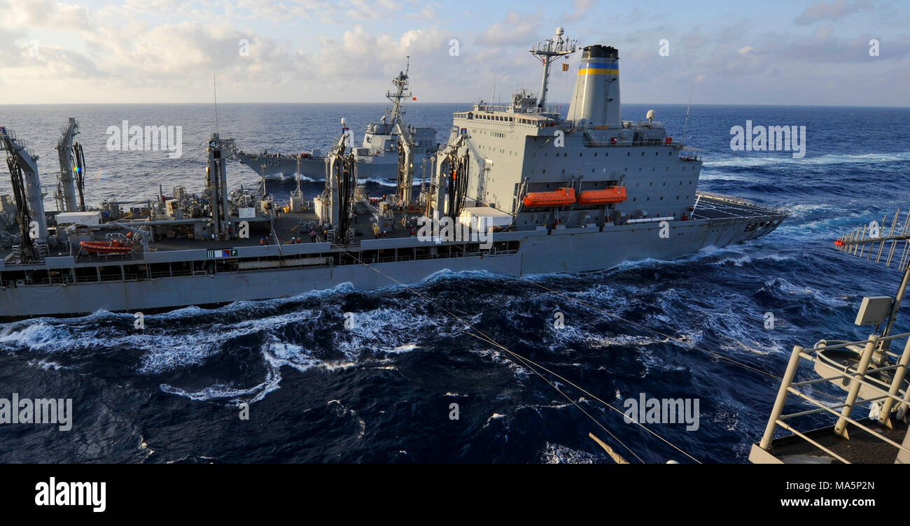 180329-N-VK310-0003 Mare delle Filippine (29 marzo 2018) l'assalto anfibio nave USS Wasp (LHD 1) conduce a una ricostituzione in mare con la flotta di rifornimento USNS oliatore Tippecanoe (T-AO 199) e l'Arleigh Burke-class missile destroyer USS Dewey (DDG 105). Wasp, parte di Wasp Expeditionary Strike gruppo, con avviato 31 Marine Expeditionary Unit, è operativo nell'Indo-Pacifico regione per migliorare l'interoperabilità con i partner e servire come una pronta risposta in vigore per qualsiasi tipo di emergenza e anticipo Up-Gunned il concetto di ESG. (U.S. Foto di Marina di Massa Specialista comunicazione 3 Cl Foto Stock