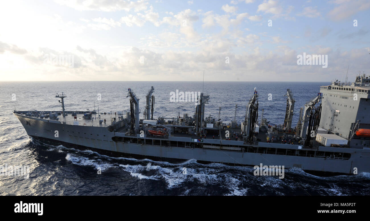 180329-N-VK310-0001 Mare delle Filippine (29 marzo 2018) l'assalto anfibio nave USS Wasp (LHD 1) conduce a una ricostituzione in mare con la flotta di rifornimento USNS oliatore Tippecanoe (T-AO 199). Wasp, parte di Wasp Expeditionary Strike gruppo, con avviato 31 Marine Expeditionary Unit, è operativo nell'Indo-Pacifico regione per migliorare l'interoperabilità con i partner e servire come una pronta risposta in vigore per qualsiasi tipo di emergenza e anticipo Up-Gunned il concetto di ESG. (U.S. Foto di Marina di Massa lo specialista di comunicazione di terza classe Michael Molina/rilasciato) Foto Stock