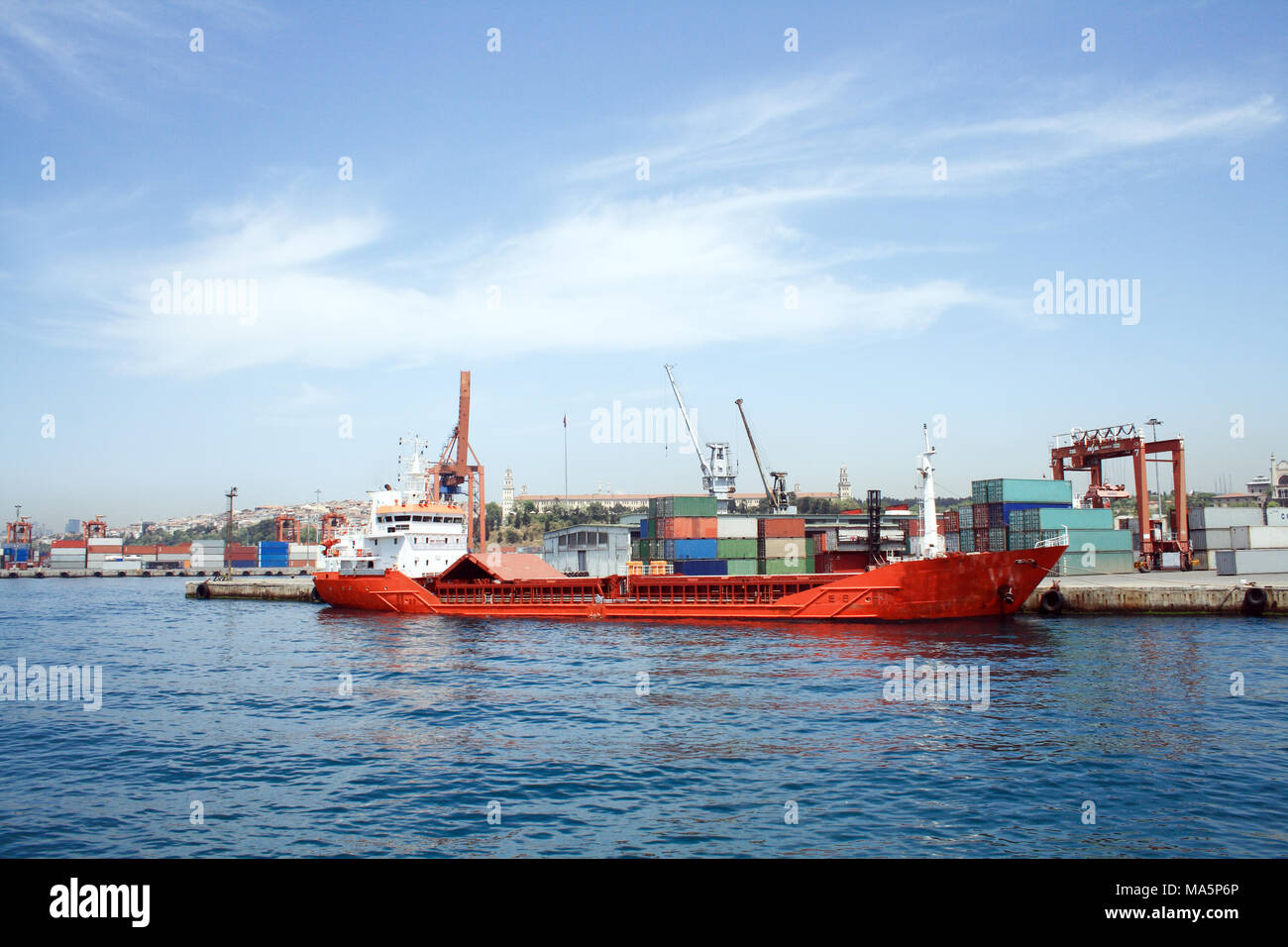 Panorama del Mare del porto di contenitore con recipiente di rosso e gru Foto Stock