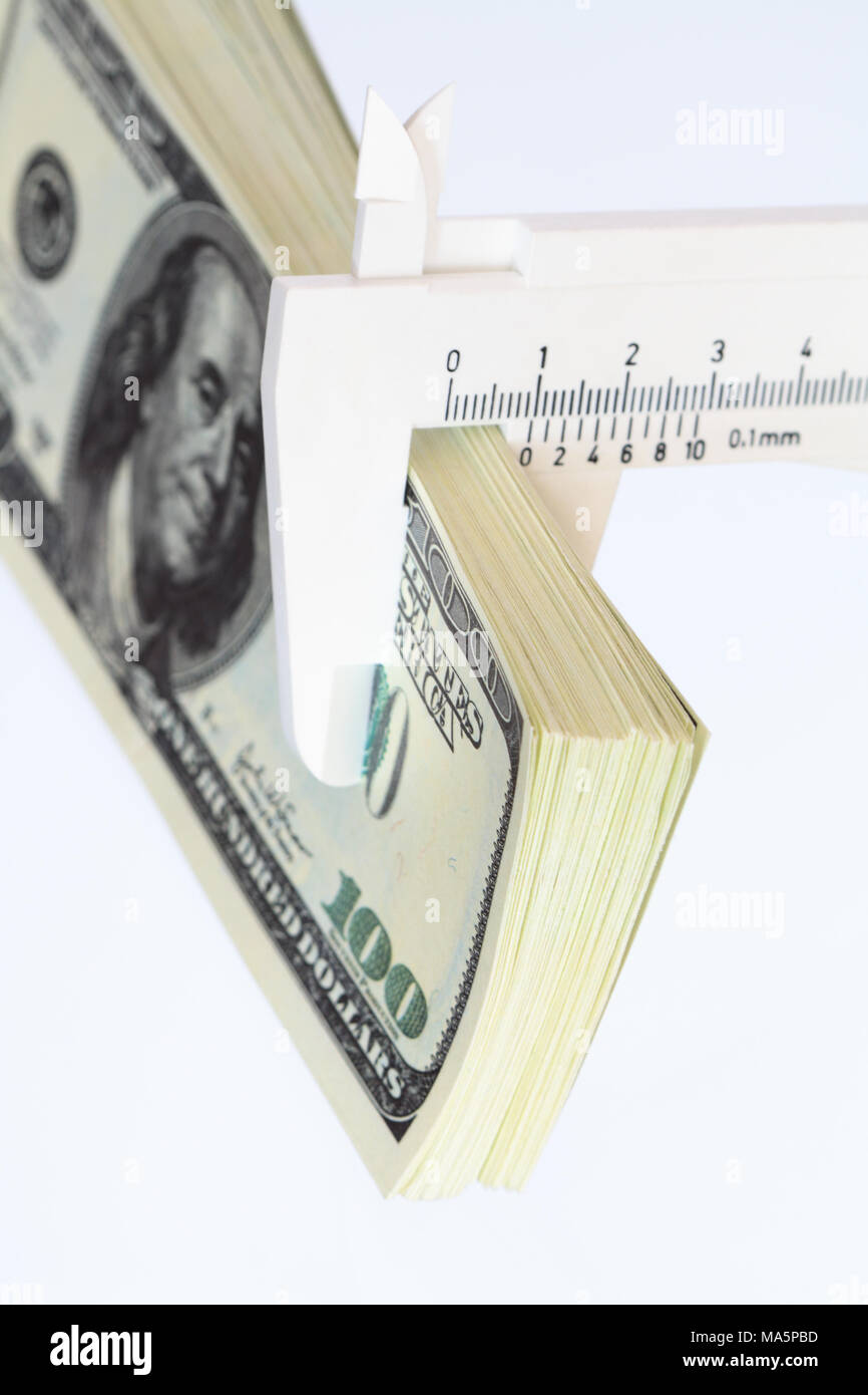Bundle di un centinaio di dollar note e calibri a corsoio su sfondo bianco Foto Stock Bundle di un centinaio di dollar note e calibri a corsoio su sfondo bianco Foto Stock