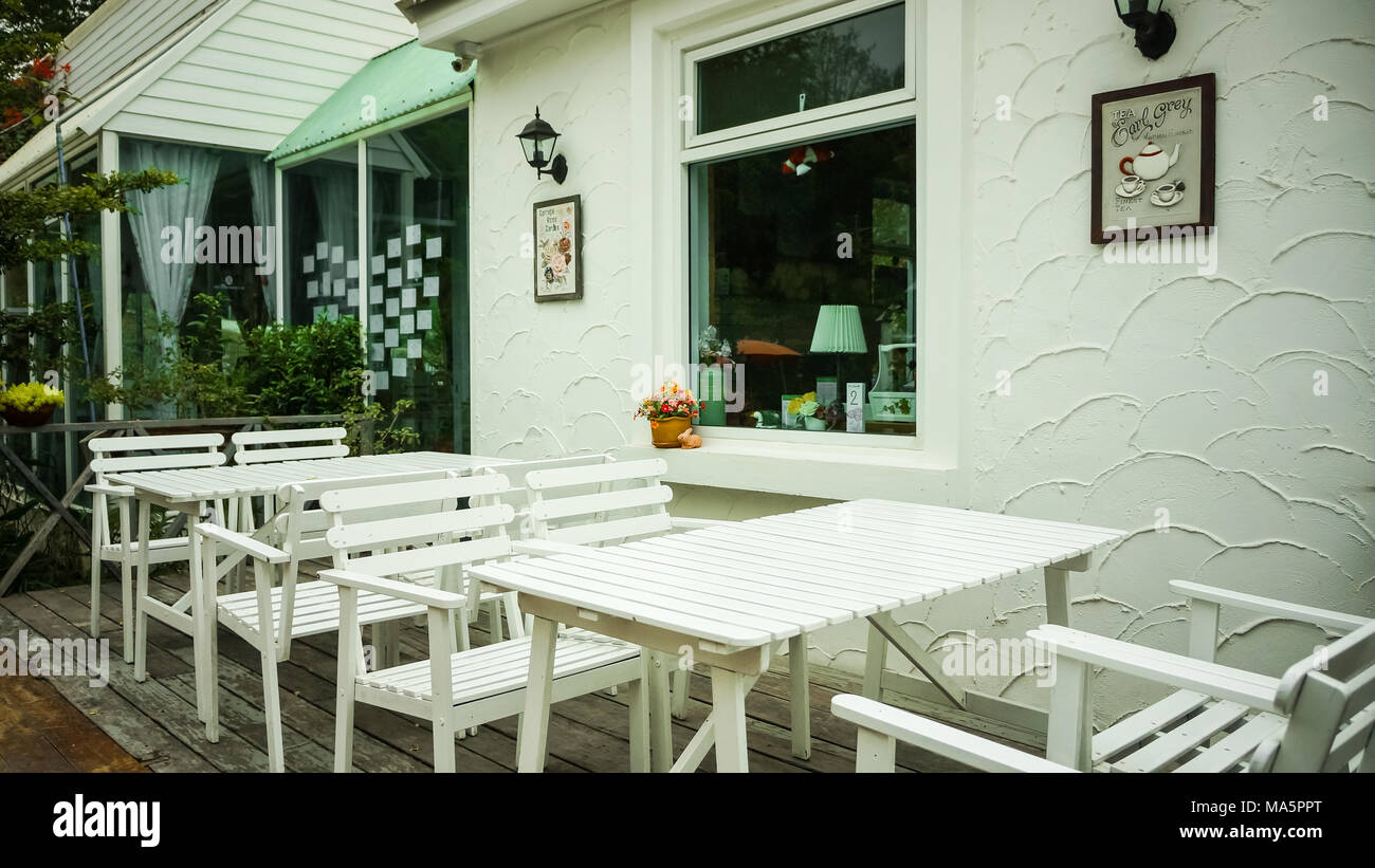Outdoor Cafe Impostazione tabella Foto Stock