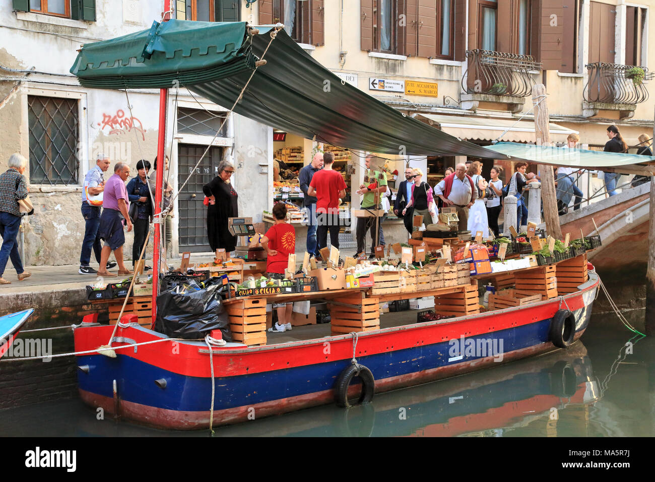 La Barca - Frutta e verdura canal boat shop a Venezia Foto Stock