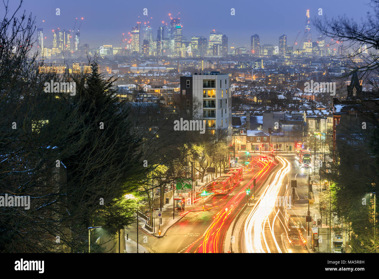 Inverno veduta dello skyline di Londra Central Business District, il traffico su Archway Road (A1) e Arco di Londra Nord dal ponte ad arco Foto Stock