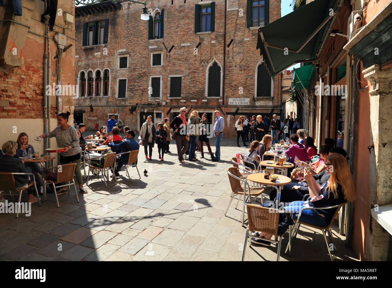 Bar e caffè a Campo Santa Maria Mater Domini, Santa Croce Foto stock - Alamy