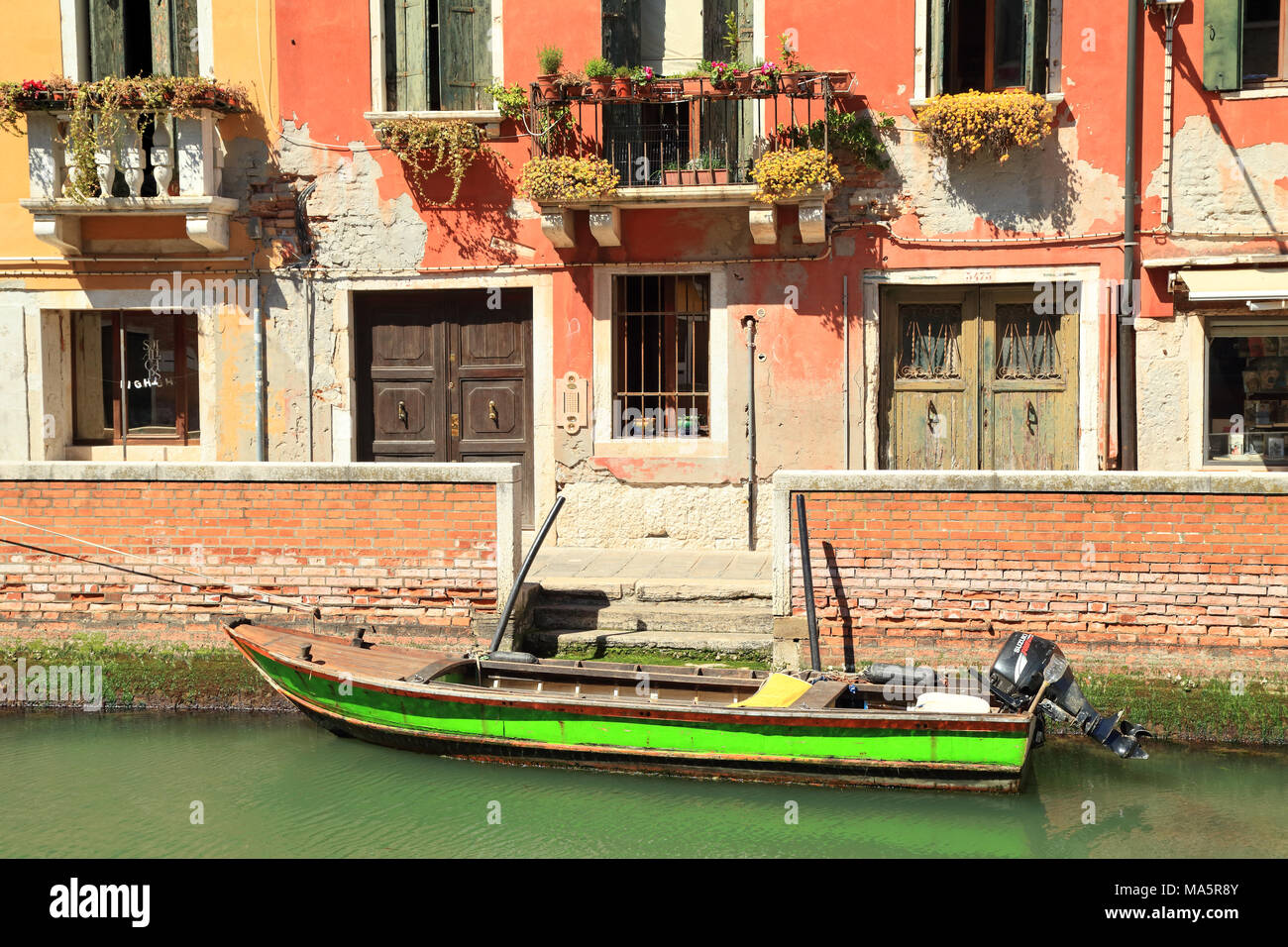 Barca residenziale slot di parcheggio nel canale veneziano Foto Stock