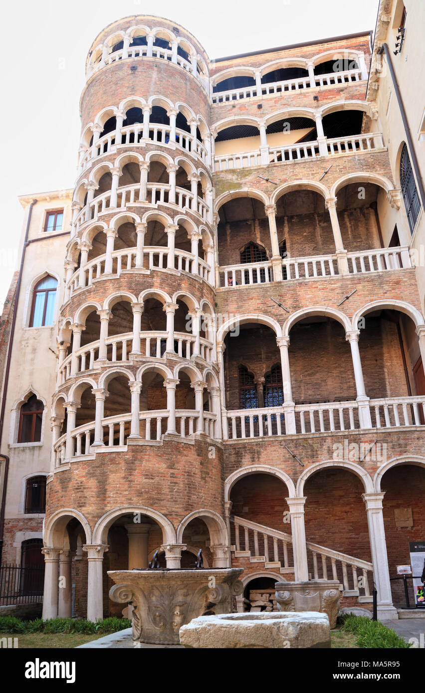 Scala del Bòvolo. La scala a chiocciola di Palazzo Contarini del Bovolo  Foto stock - Alamy