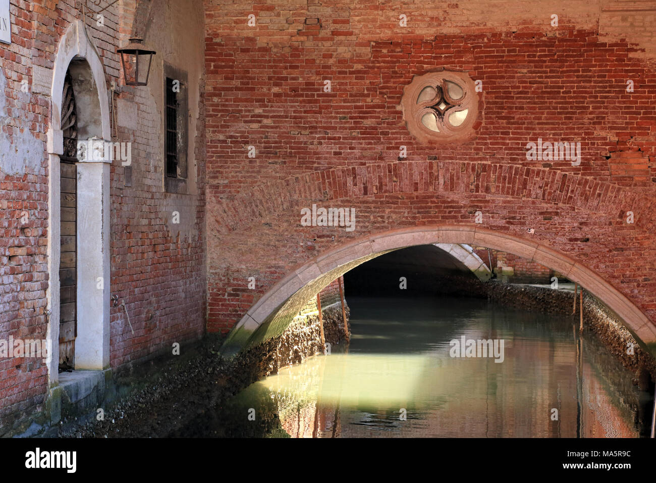 Edificio di arco su un canale di Venezia, Convento di Santo Stefano, Rio del Santissimo di Santo Stefano Foto Stock