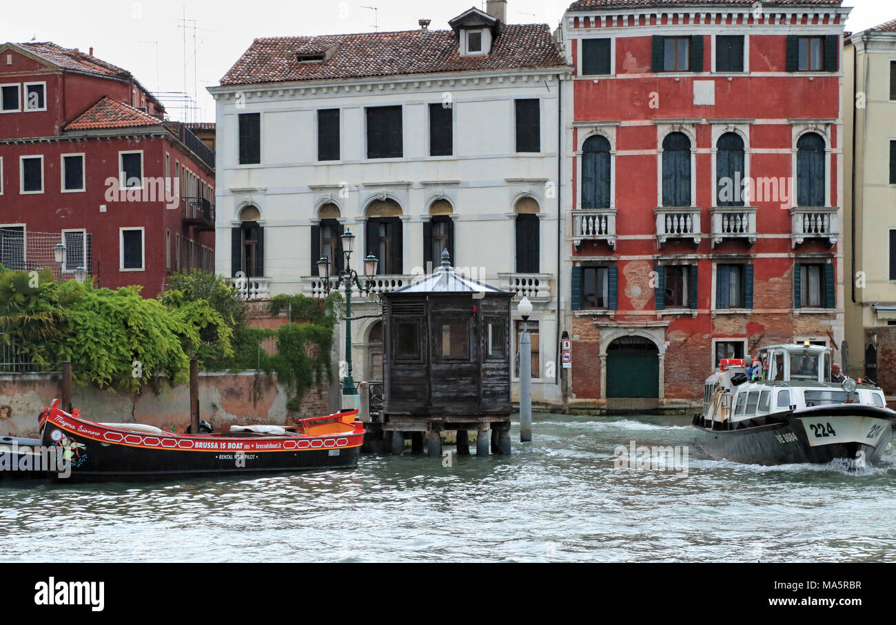 Il traffico sul canale della torre di controllo / garitta dei vigili Foto Stock