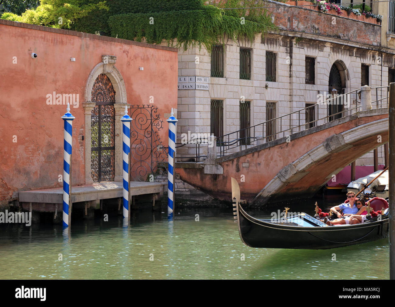 Canale di Venezia in gondola, Dorsoduro, Canal Rio dei Ognissanti Foto Stock
