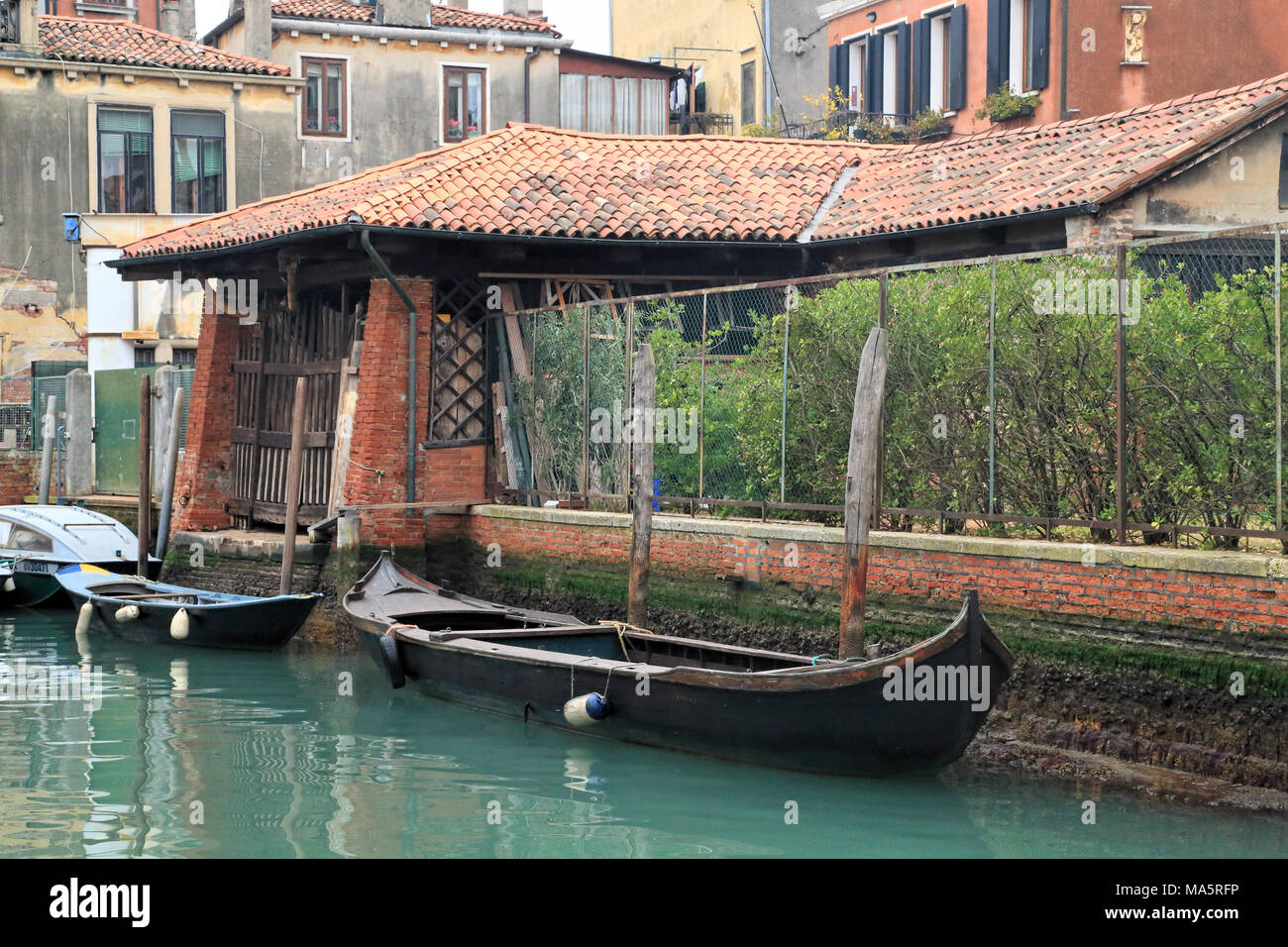 Tradizionale canale veneziano barche, Rio di San Marcuola Foto Stock