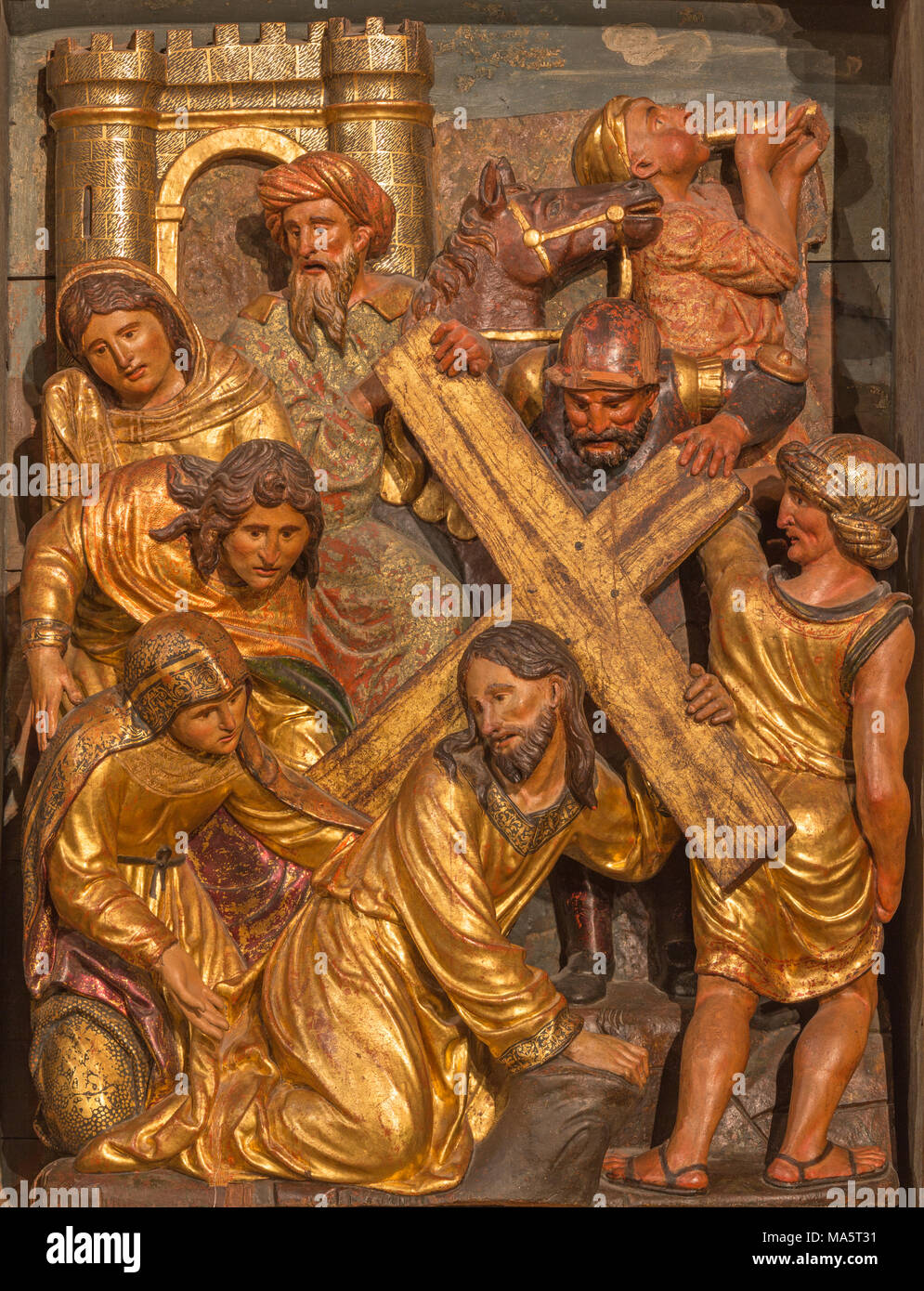 Saragozza, Spagna - 3 Marzo 2018: Il polychome rinascimentale scolpito il sollievo di Jesu sotto la croce con la sua madre Maria nella chiesa Iglesia de San Miguel de Foto Stock