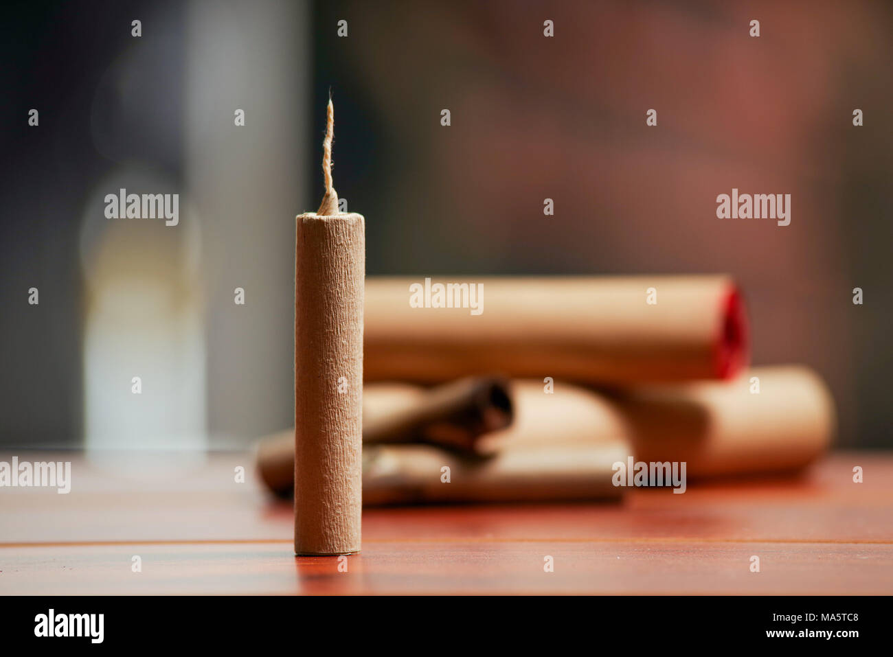 Marrone permanente petardi vicino ad un vaso bianco con la polvere da sparo,  su di un tavolo di legno Foto stock - Alamy