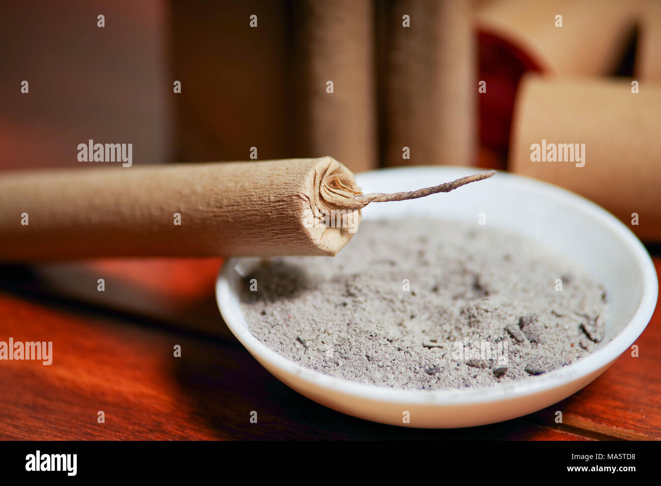 Close up di marrone petardi vicino ad un vaso bianco con la polvere da sparo,  su di un tavolo di legno Foto stock - Alamy
