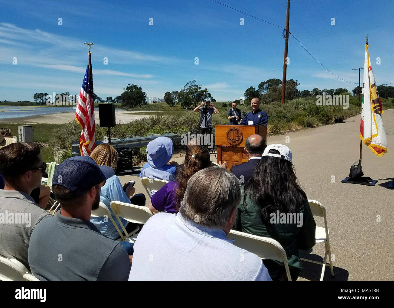 Steve Henry, Ventura pesci e fauna selvatica Ufficio supervisore del campo indirizzi. GOLETA, Calif. (26 aprile 2017) - Steve Henry, Ventura pesci e fauna selvatica Ufficio supervisore del campo indirizzi, la folla presso il campus del Nord Spazio Aperto innovativo. La University of California at Santa Barbara e gli Stati Uniti Pesci e fauna selvatica Service (USFWS), e un array di partner di conservazione si è rotto di terra oggi, ufficialmente segnando l inizio di un progetto di risanamento ecologico di un ex campo da golf. USFWS programmi di sovvenzione hanno contribuito $3,5 milioni di euro per il progetto di sostegno alla acquisizione di terreni e la pianificazione, la progettazione e il restauro stesso. Foto Stock