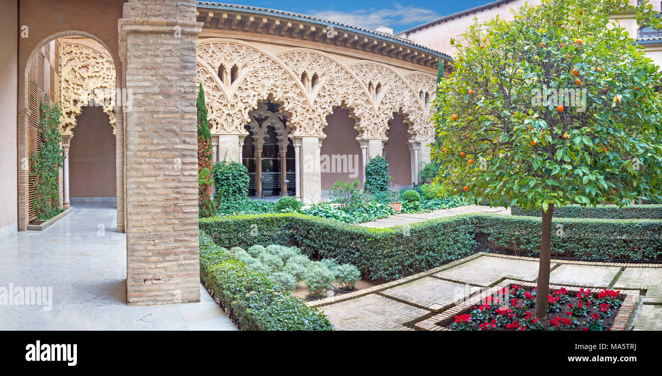 Saragozza, Spagna - 2 Marzo 2018: l'atrio di La Castillo de la Aljafería palace. Foto Stock