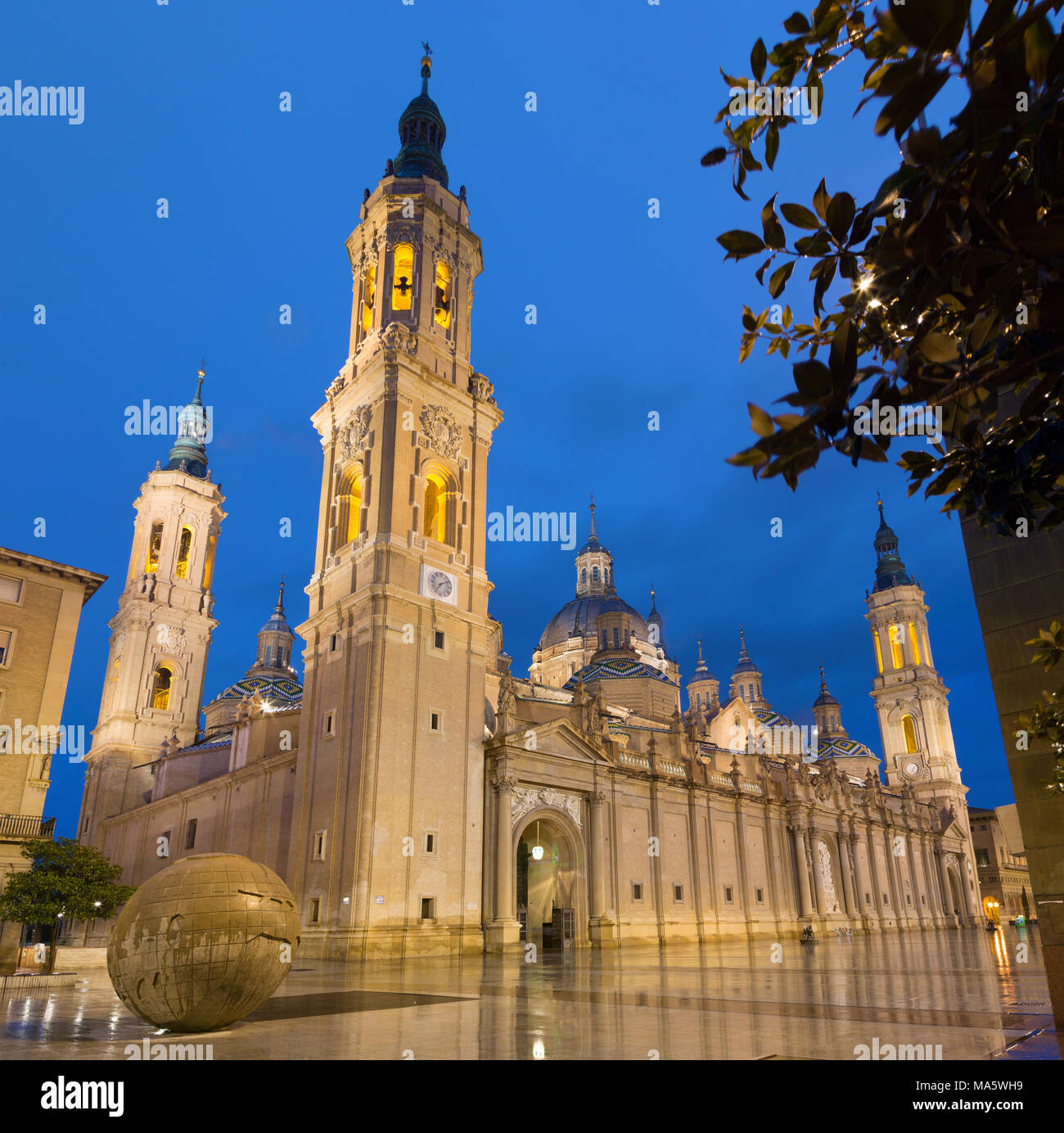 Zaragoza - La Basilica del Pilar chiesa al crepuscolo. Foto Stock