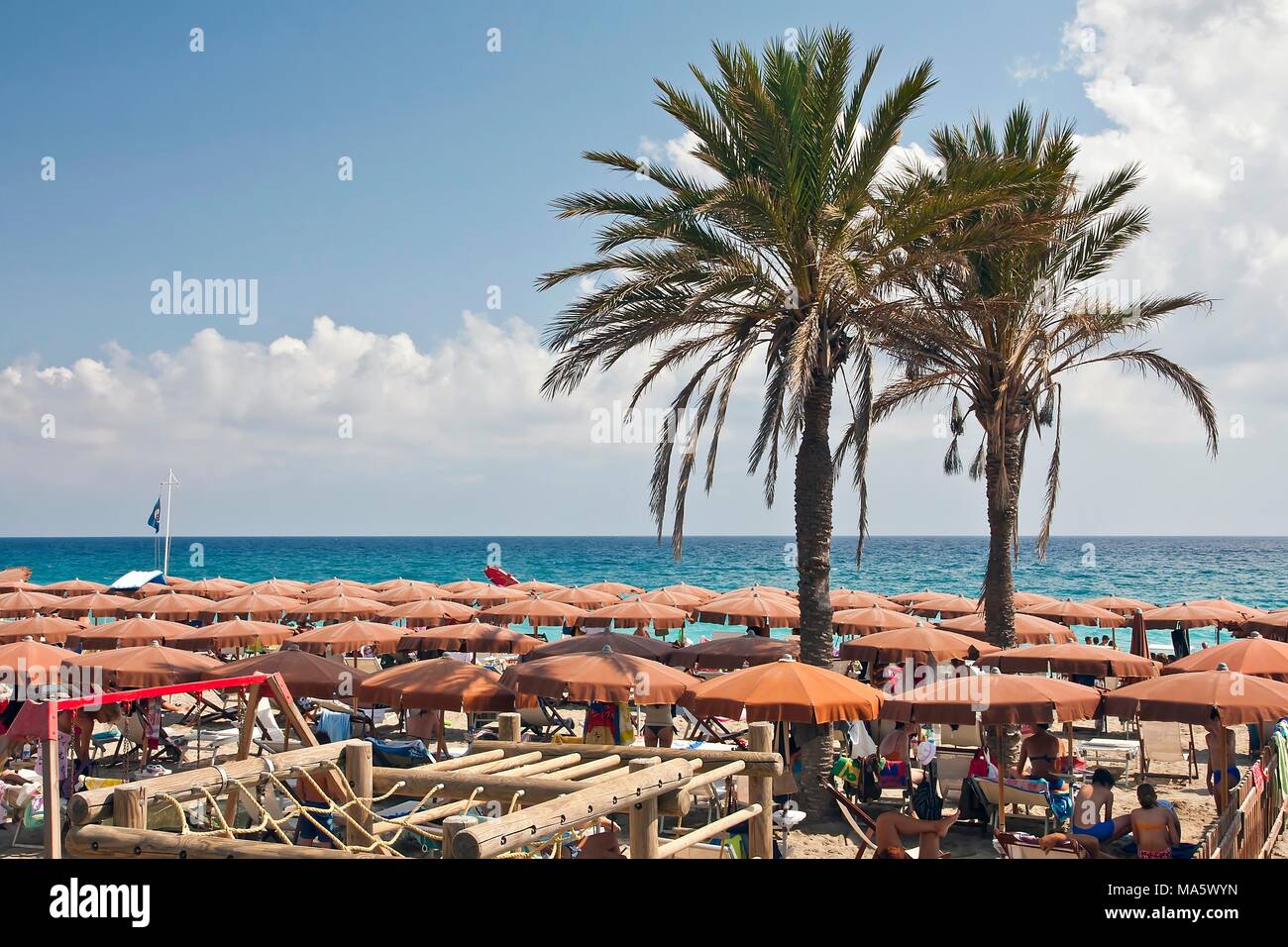 La Città E La Spiaggia Di Finale Ligure Vicino A Savona Foto