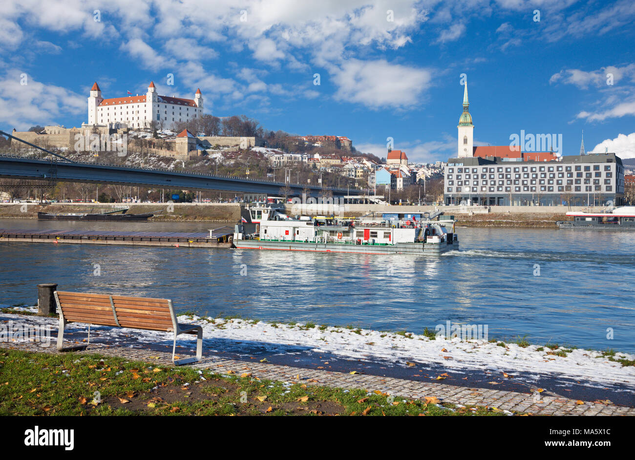 Bratislava - paesaggio della città con il suo lungomare del Danubio dopo la prima neve. Foto Stock