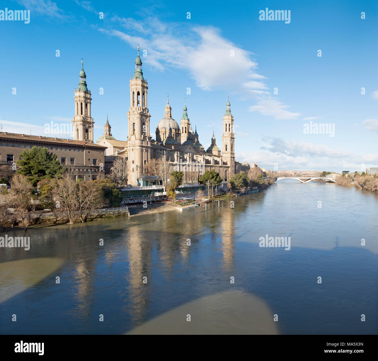 Zaragoza - La Basilica del Pilar e il lungo fiume nella luce del mattino. Foto Stock