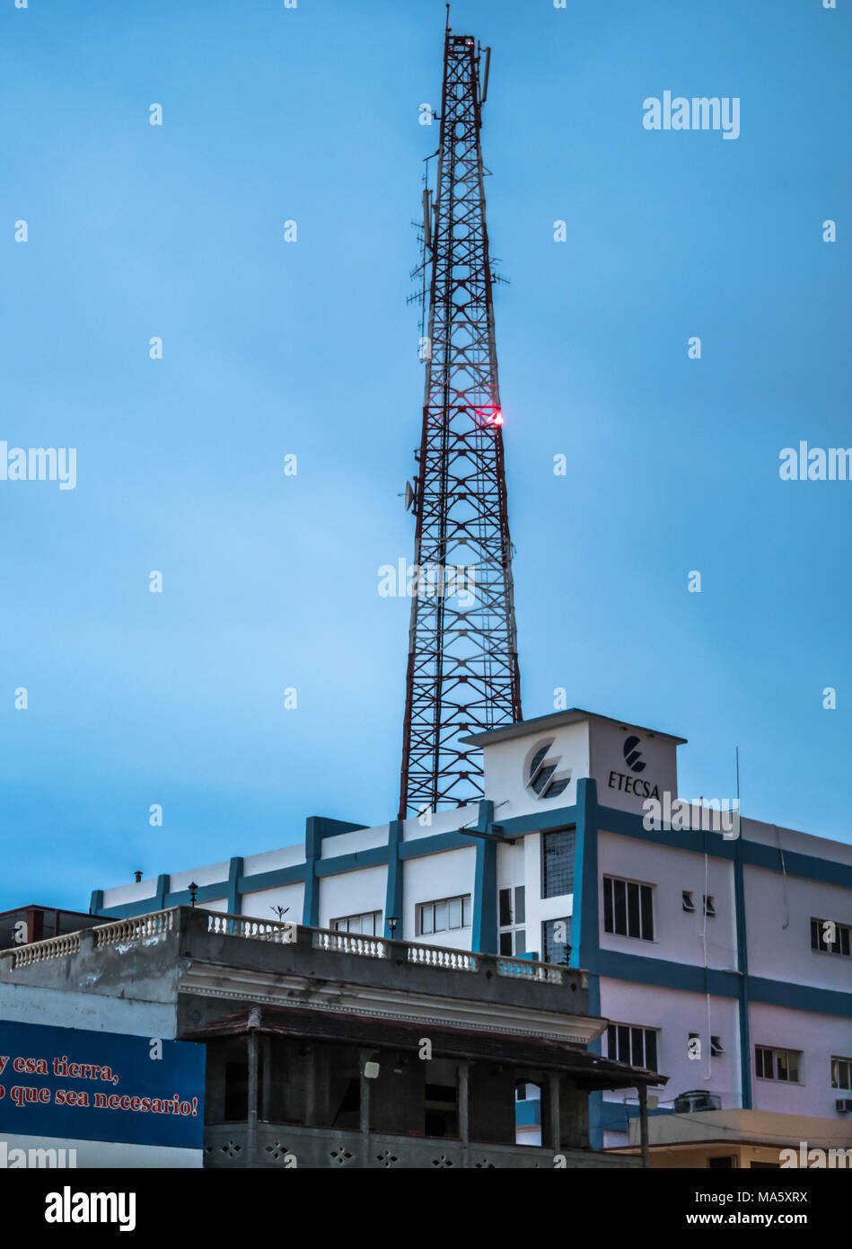 Las Tunas, Cuba - 4 Settembre 2017: ETECSA edificio e una torre cellulare. Etecsa è l'unico fornitore per tutte le telecomunicazioni a Cuba tra cui stabilito Foto Stock