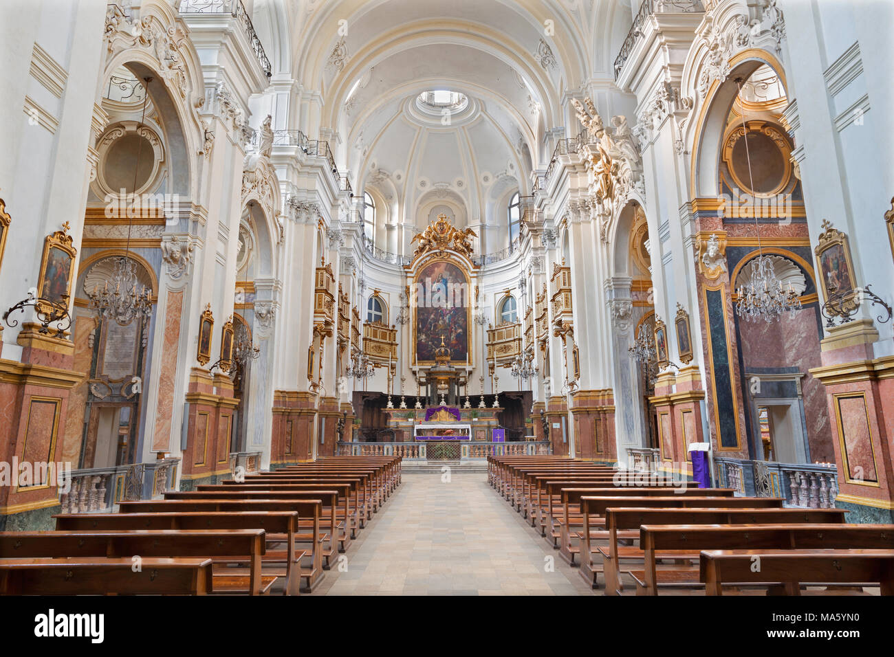 Torino, Italia - 16 Marzo 2017: la navata della chiesa barocca Chiesa della Madonna del Carmine. Foto Stock