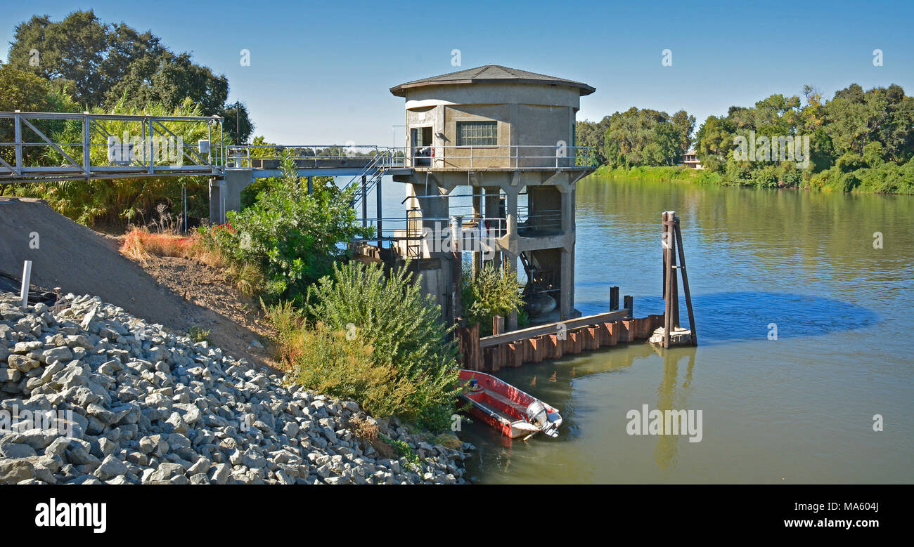 Il vecchio impianto di aspirazione #3. Quasi un secolo di aspirazione di acqua sul fiume a nord di Sacramento viene sostituito, preparando per una nuova aspirazione e schermo di pesce attrezzature progettate per proteggere minacciati e in pericolo di estinzione di specie di pesce mentre fornisce anche acqua migliorata affidabilità di alimentazione per la parte orientale della contea di Yolo. Situato sulla sponda occidentale del fiume Sacramento immediatamente a monte dal Vietnam Veterans ponte sulla Interstate-5, l'impianto di aspirazione è uno sforzo collaborativo tra il quartiere di bonifica 2035 e l'Woodland-Davis acqua pulita Agenzia e i suoi partner, compresa la U. S. pesce e selvatica Foto Stock