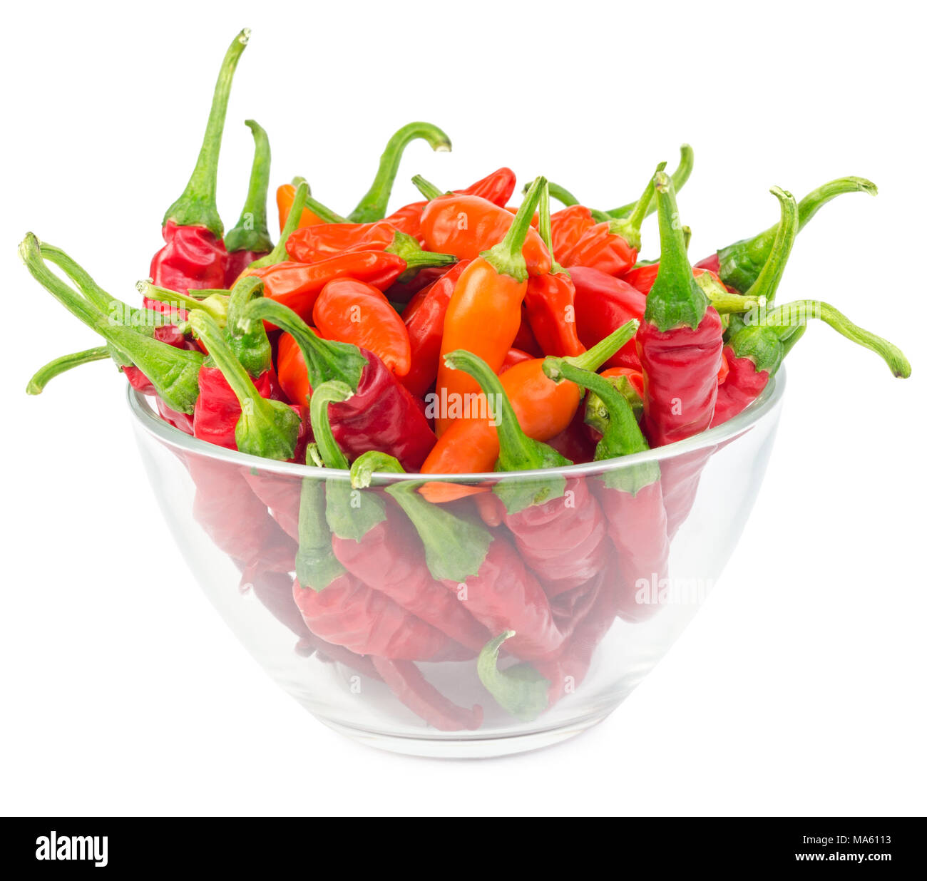 Peperoncini in recipiente di vetro isolato su uno sfondo bianco. Foto Stock