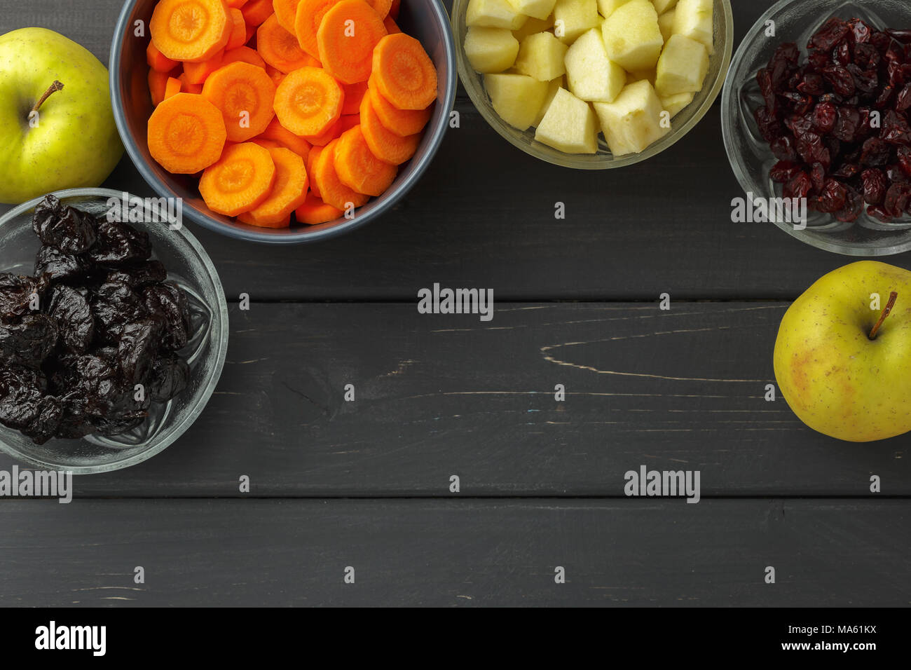 Tzimmes ingredienti: carota, Mele, secche Prugne e mirtilli rossi. Tsimmes è un tradizionale Ebrei Ashkenazi stufato dolce Foto Stock