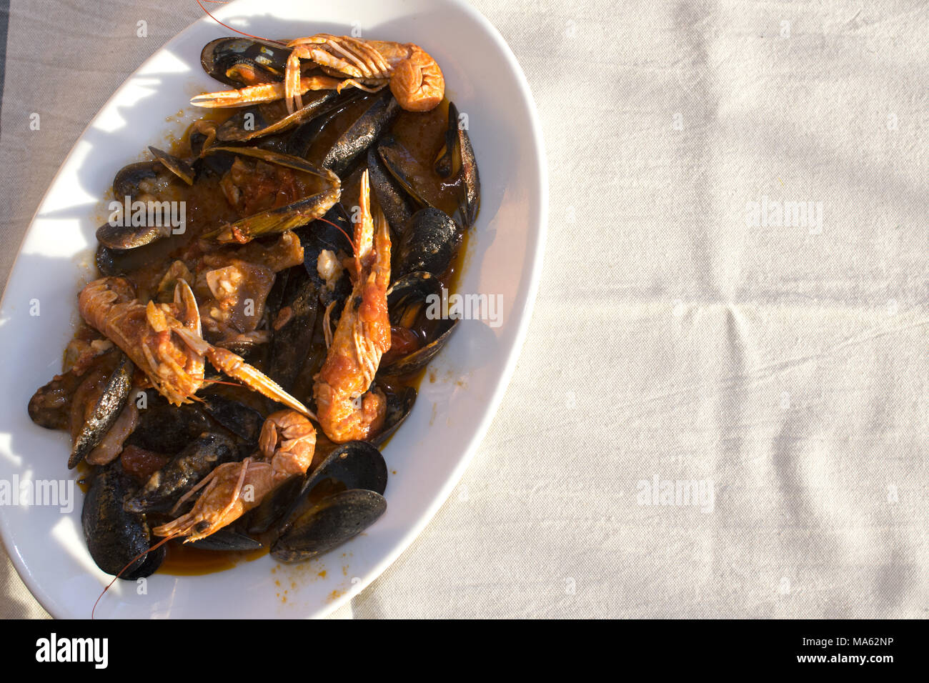 Frutti di mare con salsa di pesce misto per condire le linguine Foto Stock