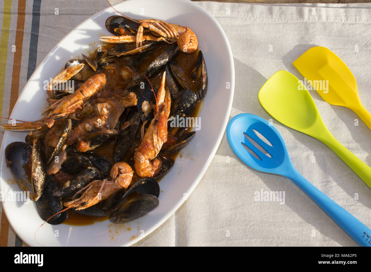 Frutti di mare con salsa di pesce misto per condire le linguine Foto Stock