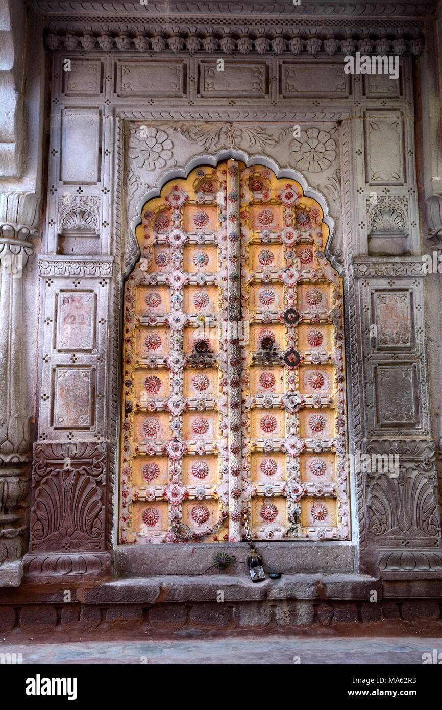 Ornati intagliati intricate porta del tempio Mandore Gardens Jodhpur India Foto Stock