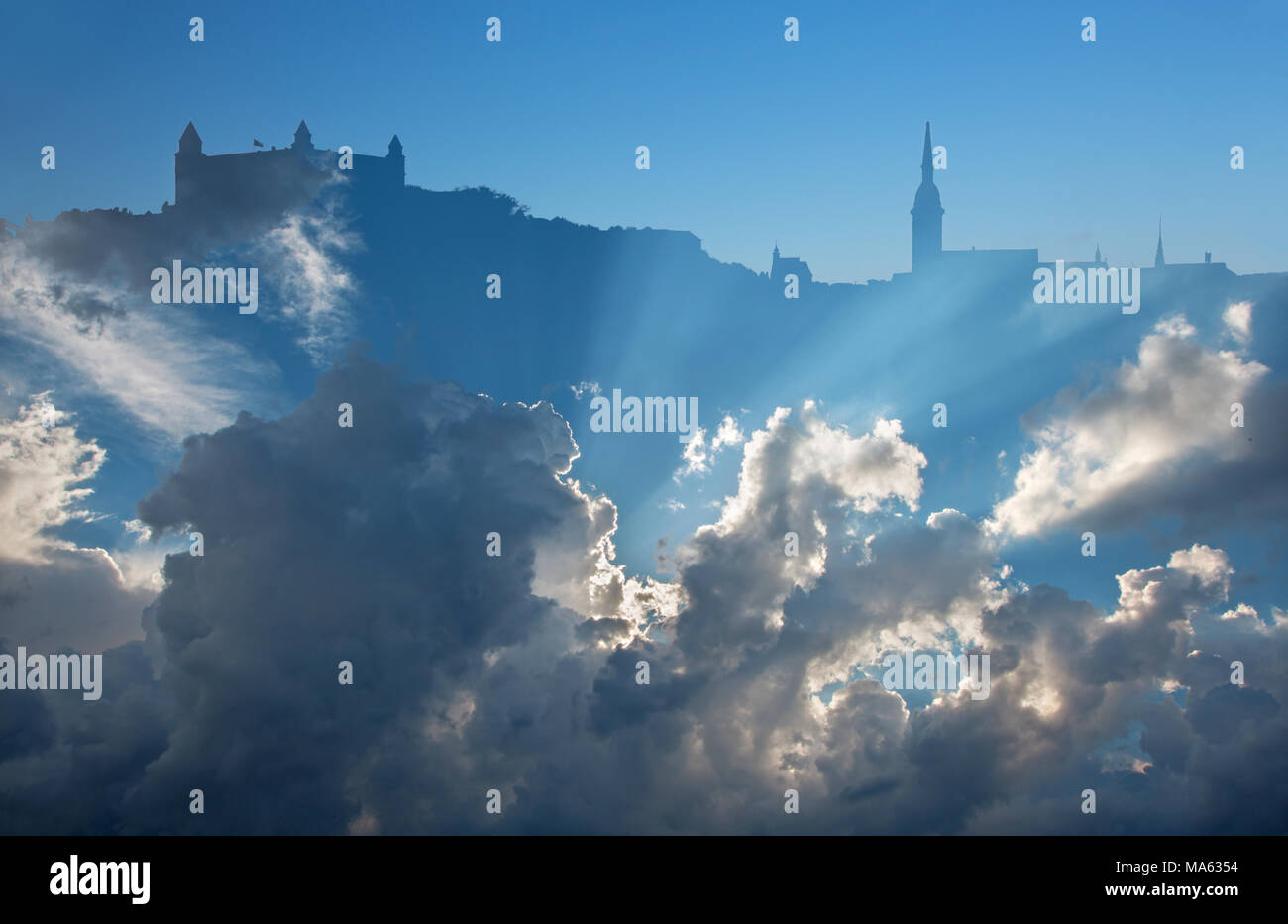 Il simbolico silhouette di Bratislava in sanstet nuvole. Foto Stock