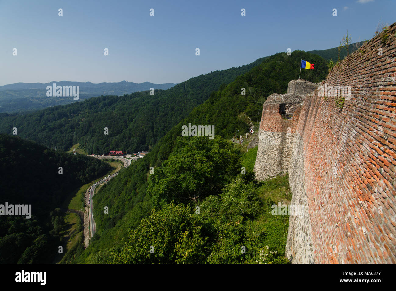 Rovinato Poenari castello sul monte Cetatea in Romania Foto Stock