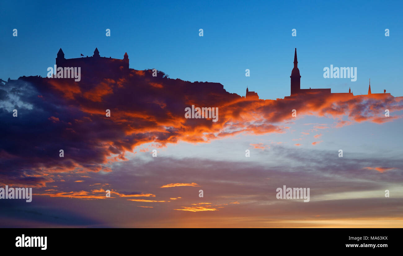 Il simbolico silhouette di Bratislava in sanstet nuvole. Foto Stock