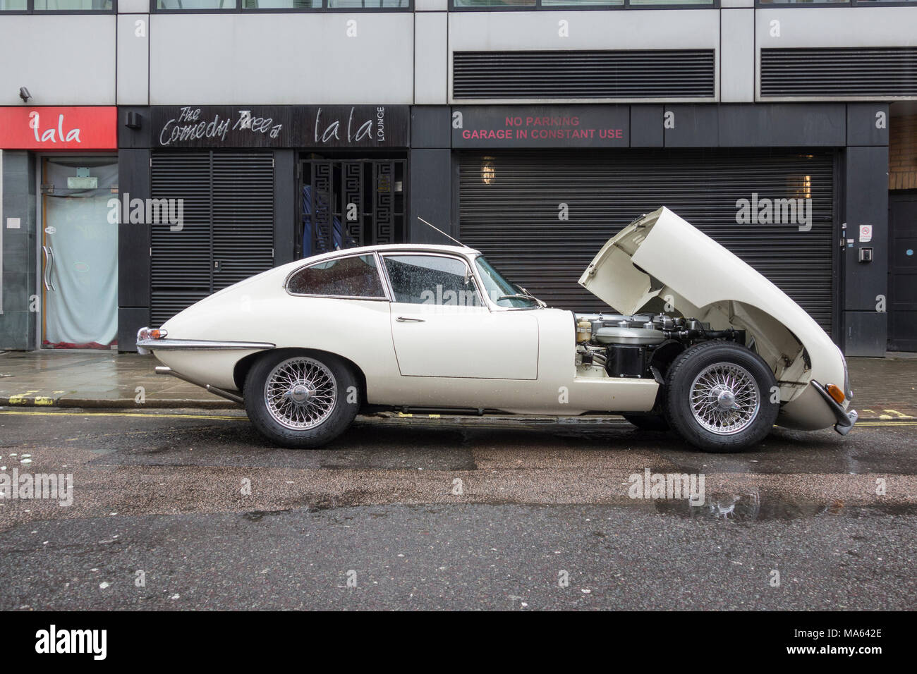 Un ripartiti Jaguar E-type 4.2 litro classic auto sportiva a Londra, Regno Unito Foto Stock