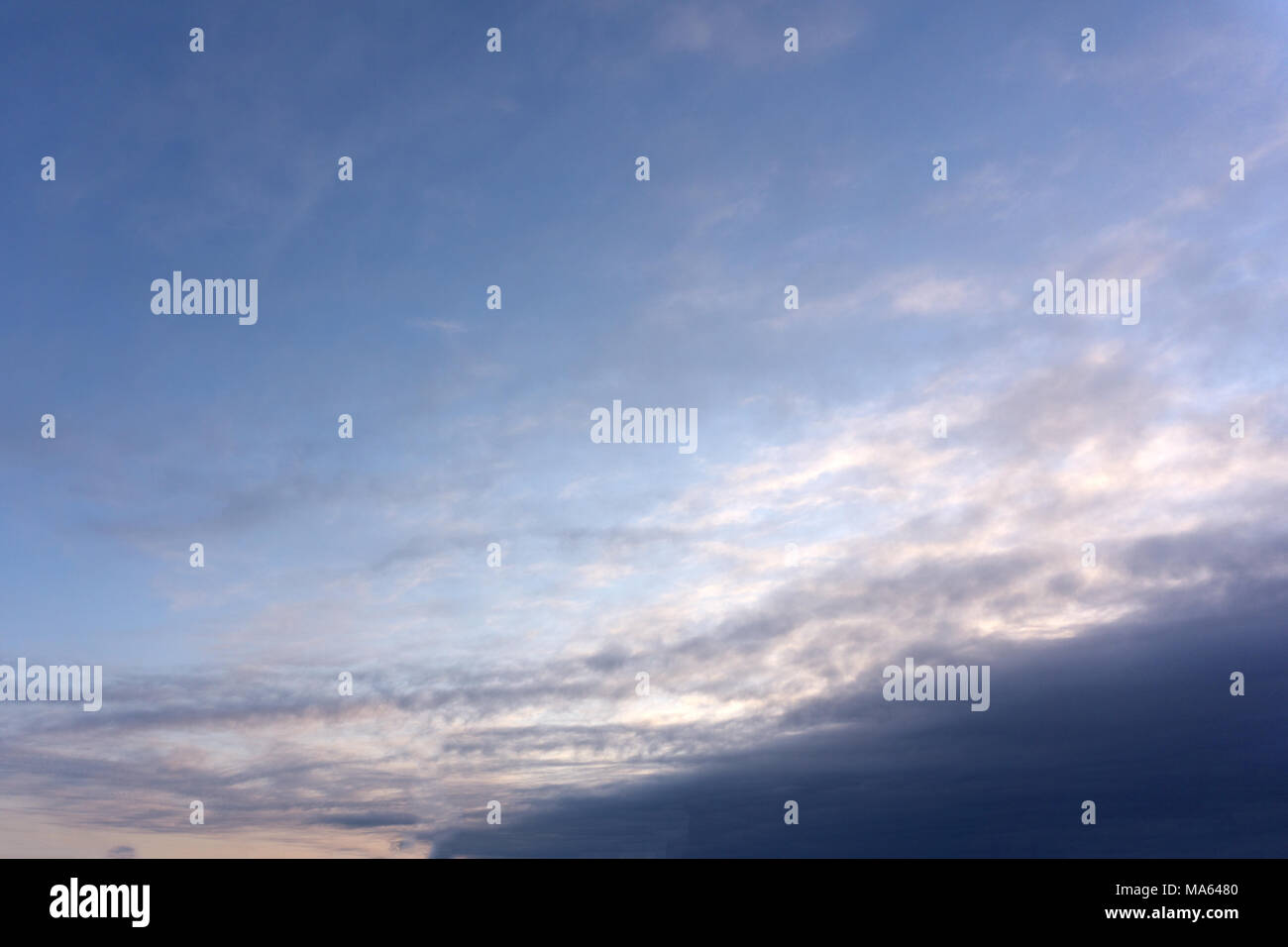 Weekend il caricamento di parola e sorriso faccia sul cielo blu Foto Stock