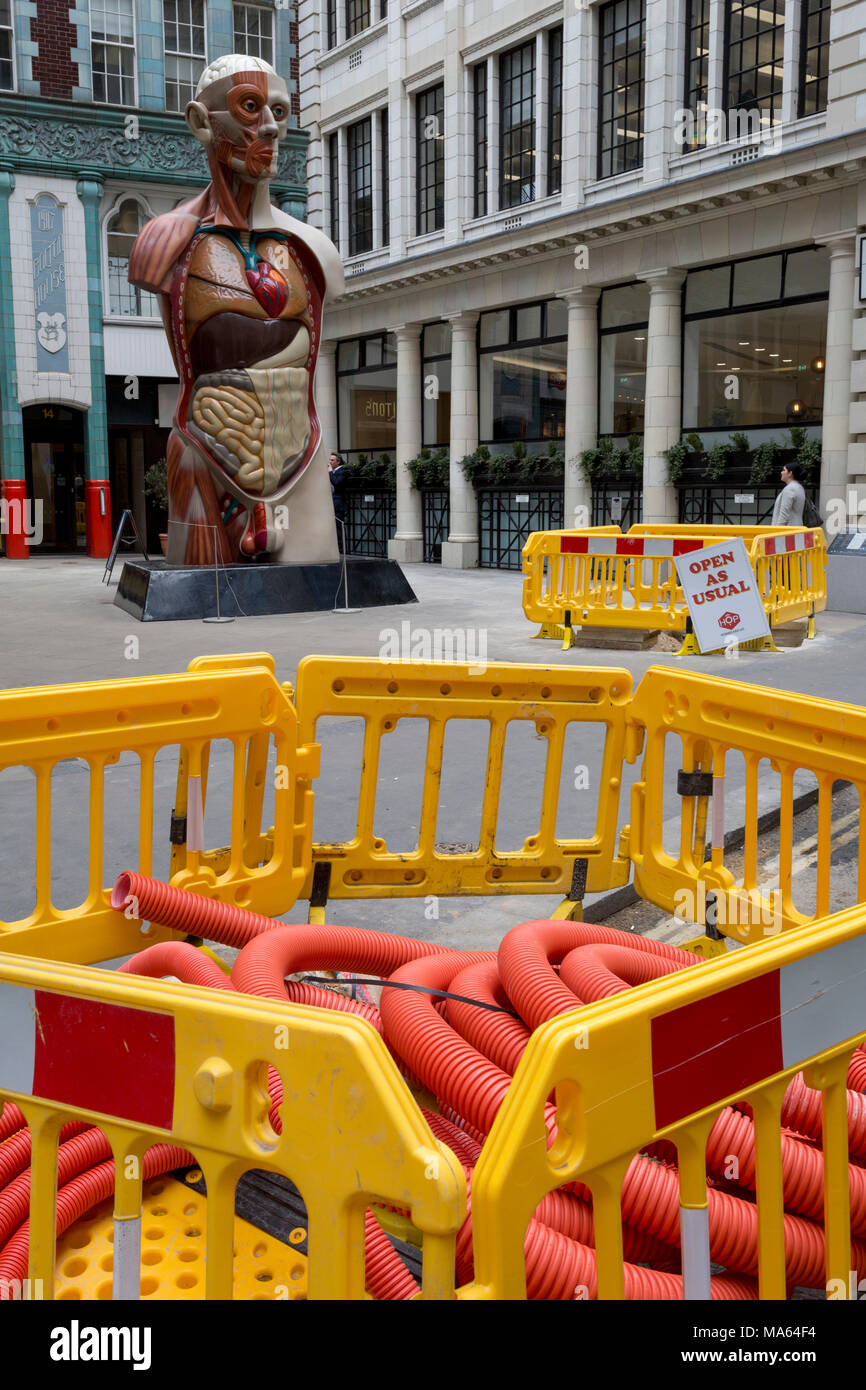 Come parte di "arte nella città' nella città di Londra, l'opera intitolata Tempio (2008) di Damien Hirst occupa uno spazio in Lime Street vicino a una bobina di tubo in plastica collari, un visual pun circa la somiglianza di intestino nel cuore della capitale, nel quartiere finanziario della City di Londra, capitale del distretto finanziario (aka Square Mile), il 26 marzo 2018, a Londra, in Inghilterra. Foto Stock
